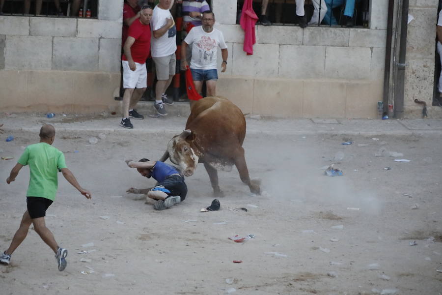 Uno de los mozos ha sufrido un varetazo por parte de uno de los novillos que han participado en la suelta de esta tarde en la localidad vallisoletana. Hoy Peñafiel celebra su patrón, San Roque