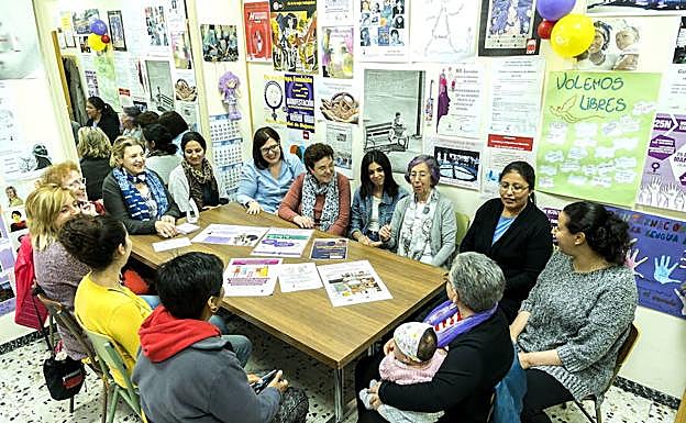 Integrantes de la Asociación de Mujeres de La Rondilla, durante una reunión en su sede. 