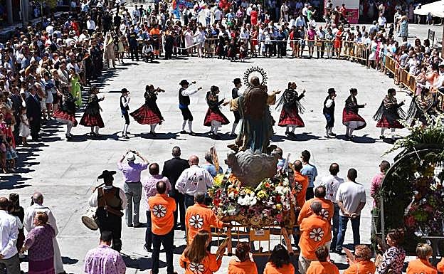 Bailes charros antes de comenzar la ofrenda floral en la Plaza Mayor. 