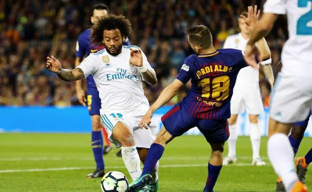 Marcelo y Jordi Alba, durante el último Barcelona-Real Madrid. 