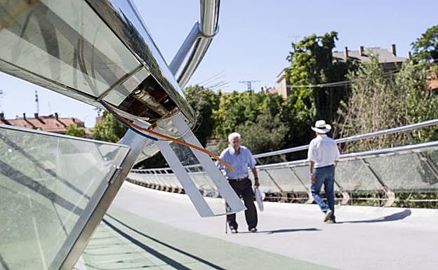 Imagen principal - Despectos y pintadas en la pasarela Pedro Gómez Bosque. 