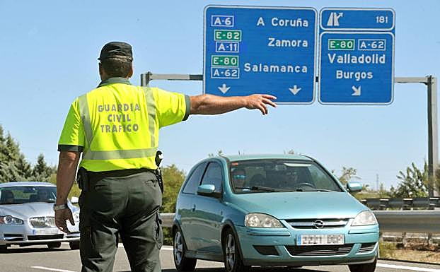 El agente Yeste desvia el tráfico hacia el carril izquierdo durante una incidencia. 