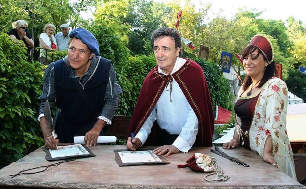 Ruiz Rodríguez, Jesús García y Nuria Fernández, en la firma del nombramiento.