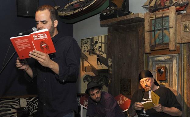 Diego Ojeda recita sus poemas en el bar El Desierto Rojo.