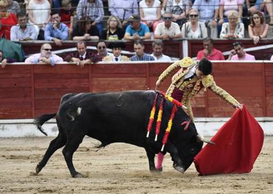 Imagen secundaria 1 - Arriba, la reina y damas de las fiestas ante la sarga de la iglesia de San Eutropio; abajo, un momento de la faena de Toñete y este saliendo en hombros.