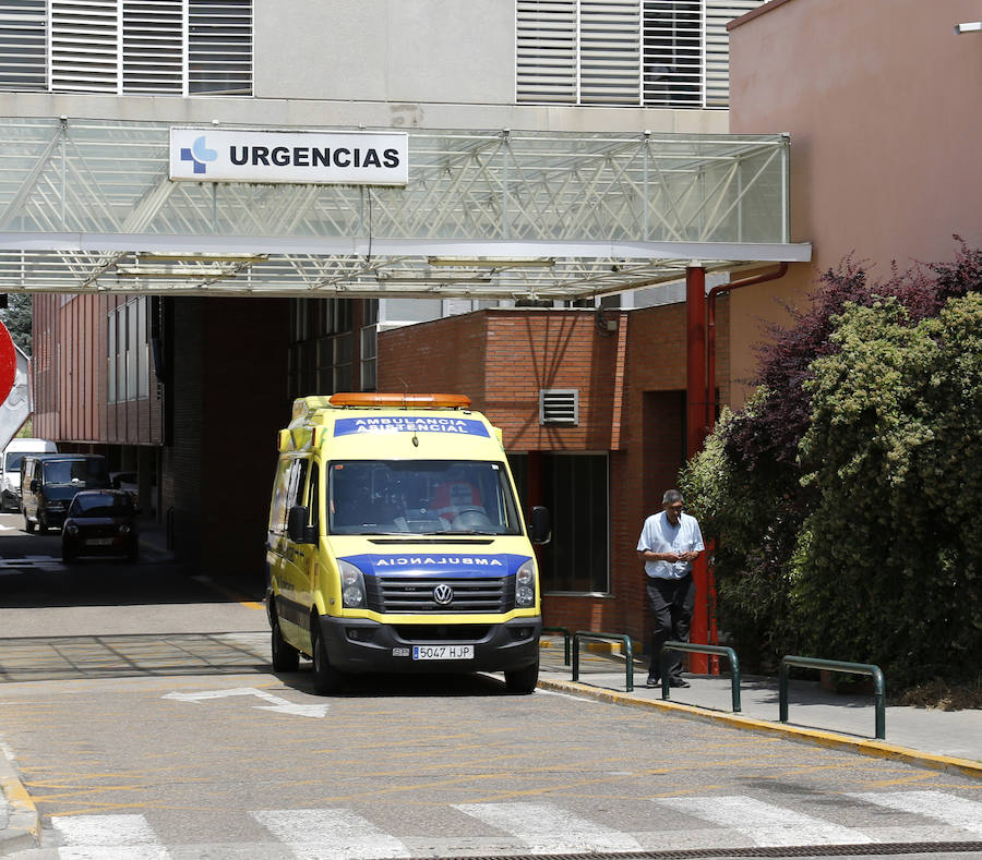 Ambulancia en el área de Urgencias del hospital. 