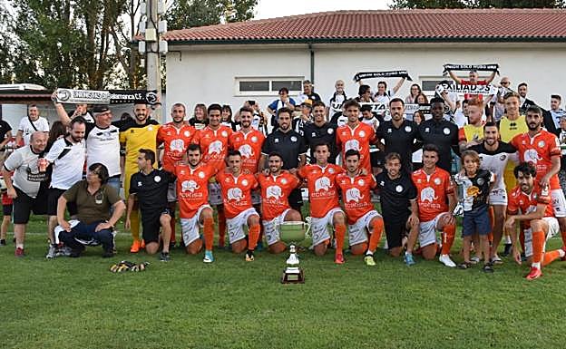 La plantilla de Unionistas posa con la copa conquistada en Astorga. 