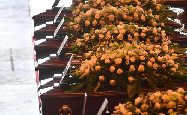 Imagen principal - Italia pide justicia en el funeral de las víctimas de Génova