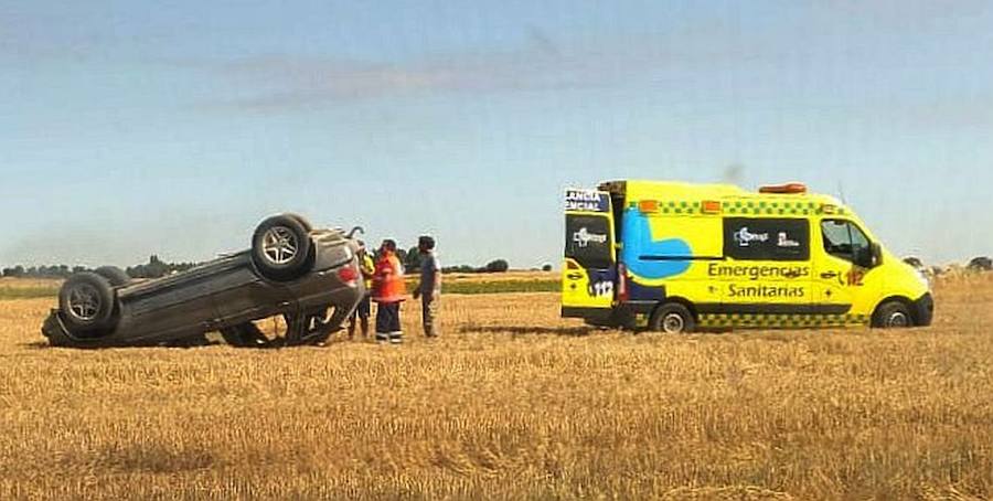 Los servicios de emergencias se acercaron al lugar donde volcó el todoterreno.