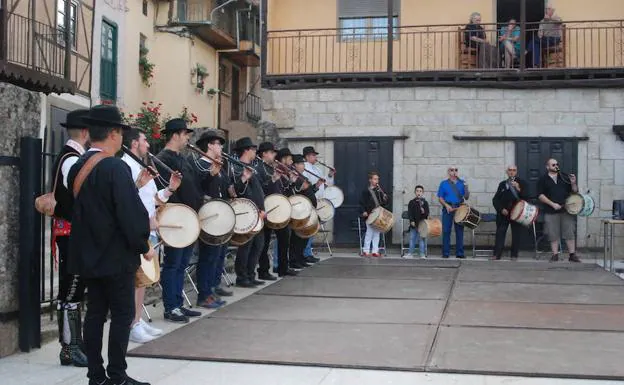 De frente y a la derecha, cuatro de los homenajeados junto a los acompañantes.