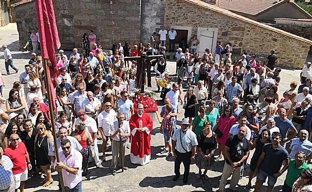 Numerosas personas se dieron cita en la Plaza para participar en el ofertorio al Santo Cristo y escuchar el pregón.