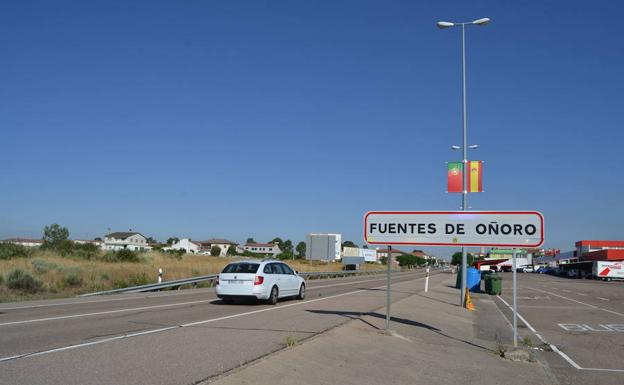 Un vehículo circula por la carretera en el acceso a Fuentes de Oñoro.