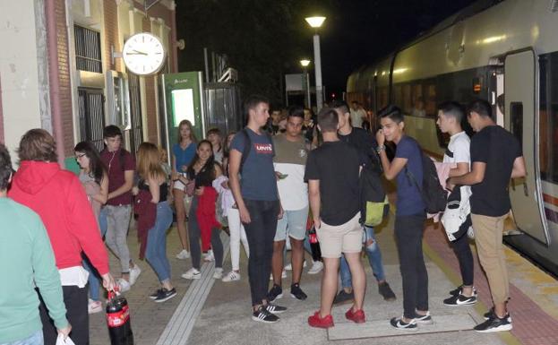 Decenas de jóvenes, el sábado por la noche, en la estación de Viana. 