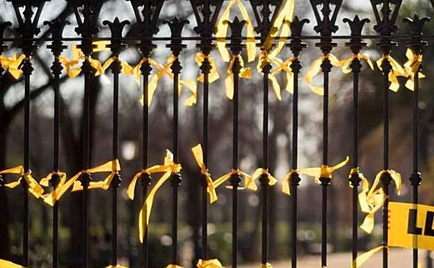 Los Mossos identifican a 14 personas por arrancar lazos amarillos en Tarragona