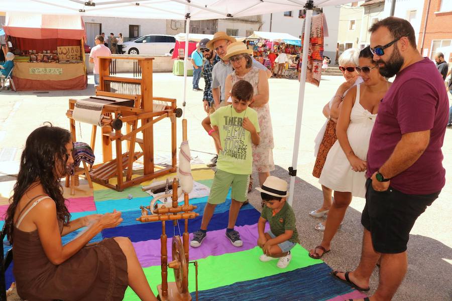 Marta Valdivieso exhibe el funcionamiento del telar en Cevico Navero. 