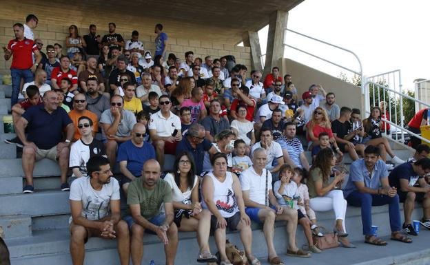 Grada de Las Pistas durante el partido ante el Talavera. 