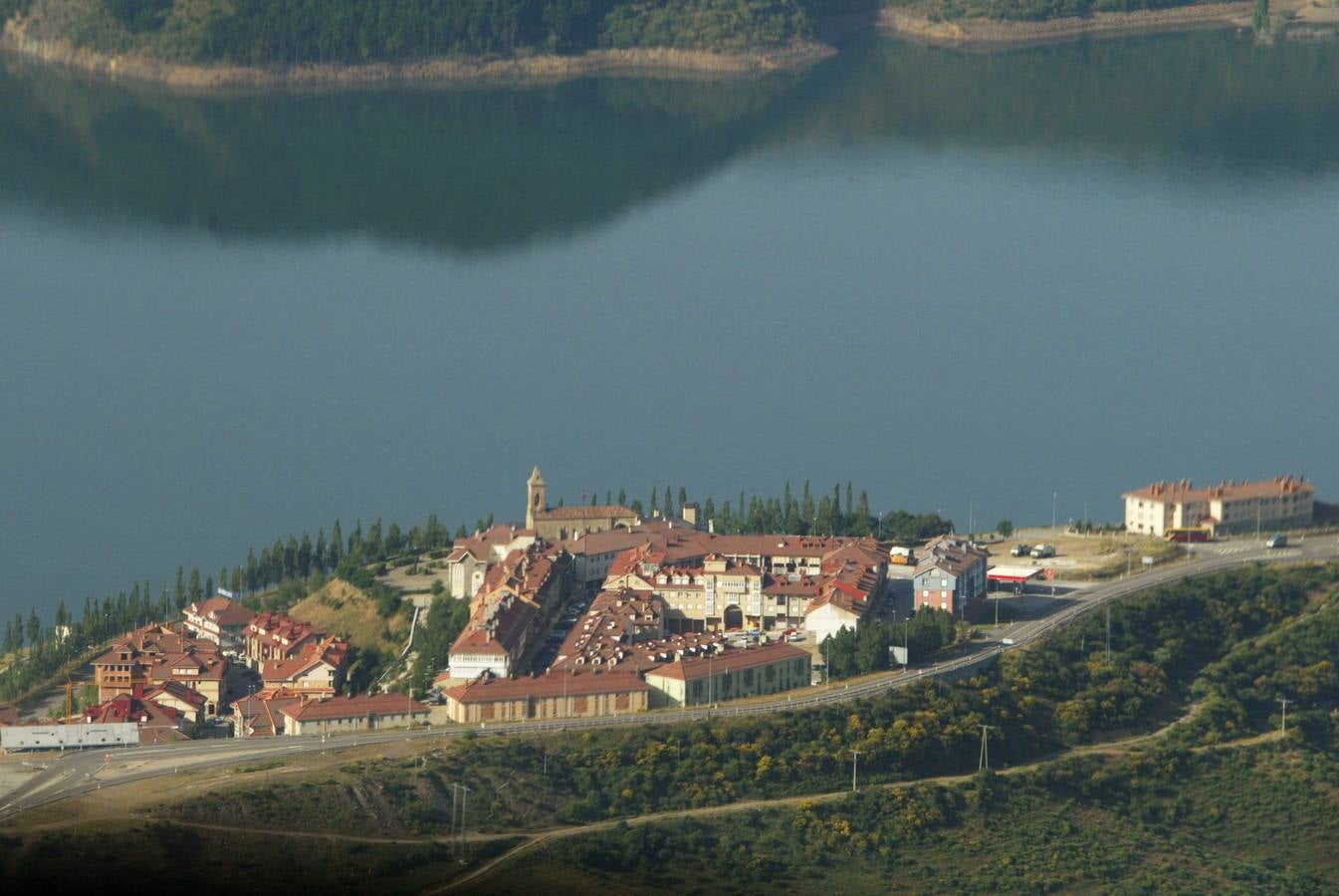 Pantano de Riaño (León). Se localiza en el río Esla y en el año 1994 esta zona fue declarada Parque Regional, ya que en ella se conservan ecosistemas propios de la región eurosiberiana, con unas extensas áreas de bosque atlántico caracterizadas por robledales y hayedos, y una fauna en la que destaca la presencia del oso pardo y el urogallo, otorgando a este entorno grandes valores naturales y paisajísticos. En sus aguas se pueden practicar, además de la pesca, una amplia variedad de deportes.