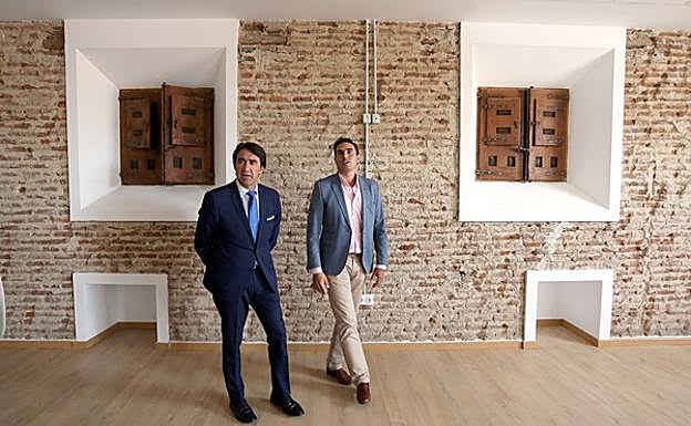 El consejero de Fomento y Medio Ambiente, Juan Carlos Suárez-Quiñones, visita el resultado de las obras de rehabilitación de la primera planta del antiguo Hospital de San Miguel, de Nava del Rey (Valladolid). Junto a él, el alcalde de la localidad, Guzman Gómez (D). 