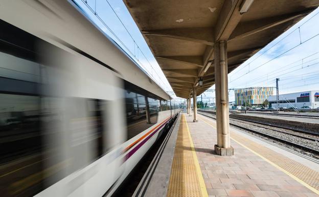 Renfe restablecerá los horarios de los trenes que circulan entre Valladolid, Segovia y Madrid a partir de este miércoles