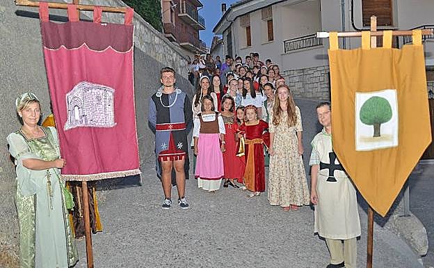 Los vecinos de Sacramenia desfilan con los atuendos y estandartes medievales. 