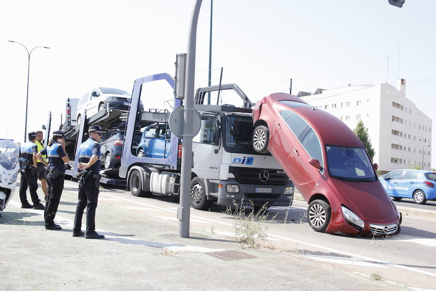 Fotos: Un coche se cae de un camión portavehículos en Valladolid