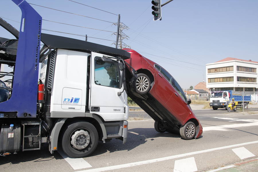 Fotos: Un coche se cae de un camión portavehículos en Valladolid