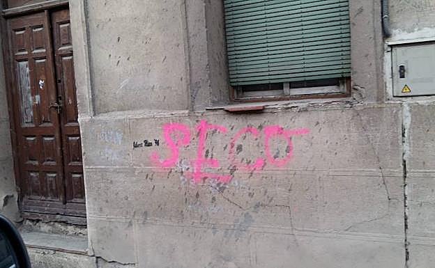Una de las pintadas supuestamente hechas por el detenido en Cuéllar. 