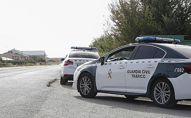 Vehículos de la Guardia Civil de Tráfico, en un control de carreteras.