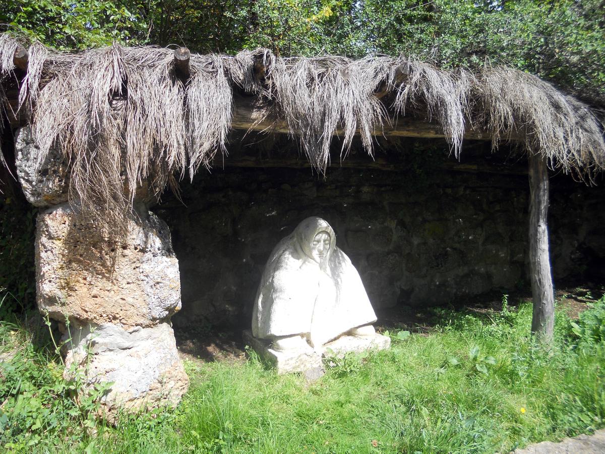 Una ruta de 11 kms, con un recorrido circular que une Villabellaco, Valle de Santullán y el Santuario del Carmen | Una senda en homenaje al escultor local Ursicinio Martínez entre bosques de rebollos y esculturas de sus compañeros del Grupo Muriel