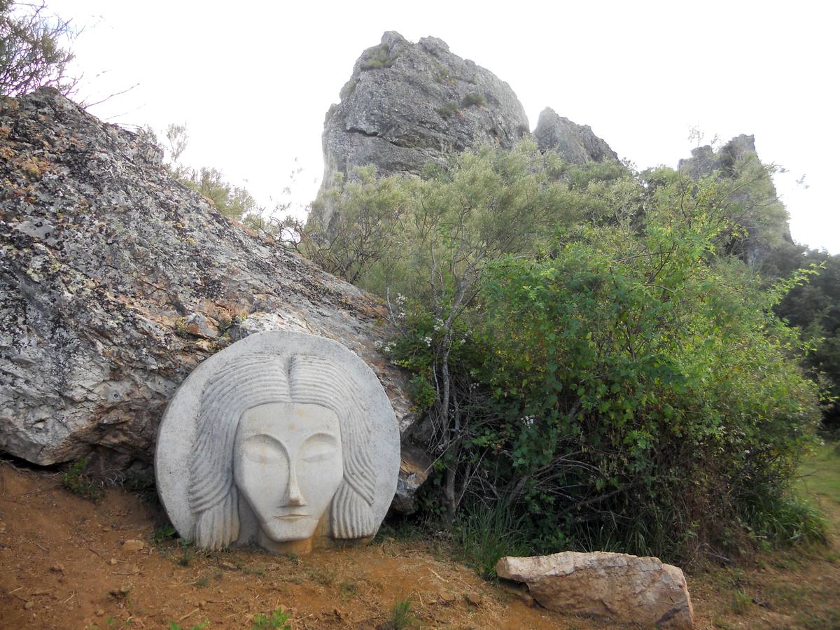 Una ruta de 11 kms, con un recorrido circular que une Villabellaco, Valle de Santullán y el Santuario del Carmen | Una senda en homenaje al escultor local Ursicinio Martínez entre bosques de rebollos y esculturas de sus compañeros del Grupo Muriel