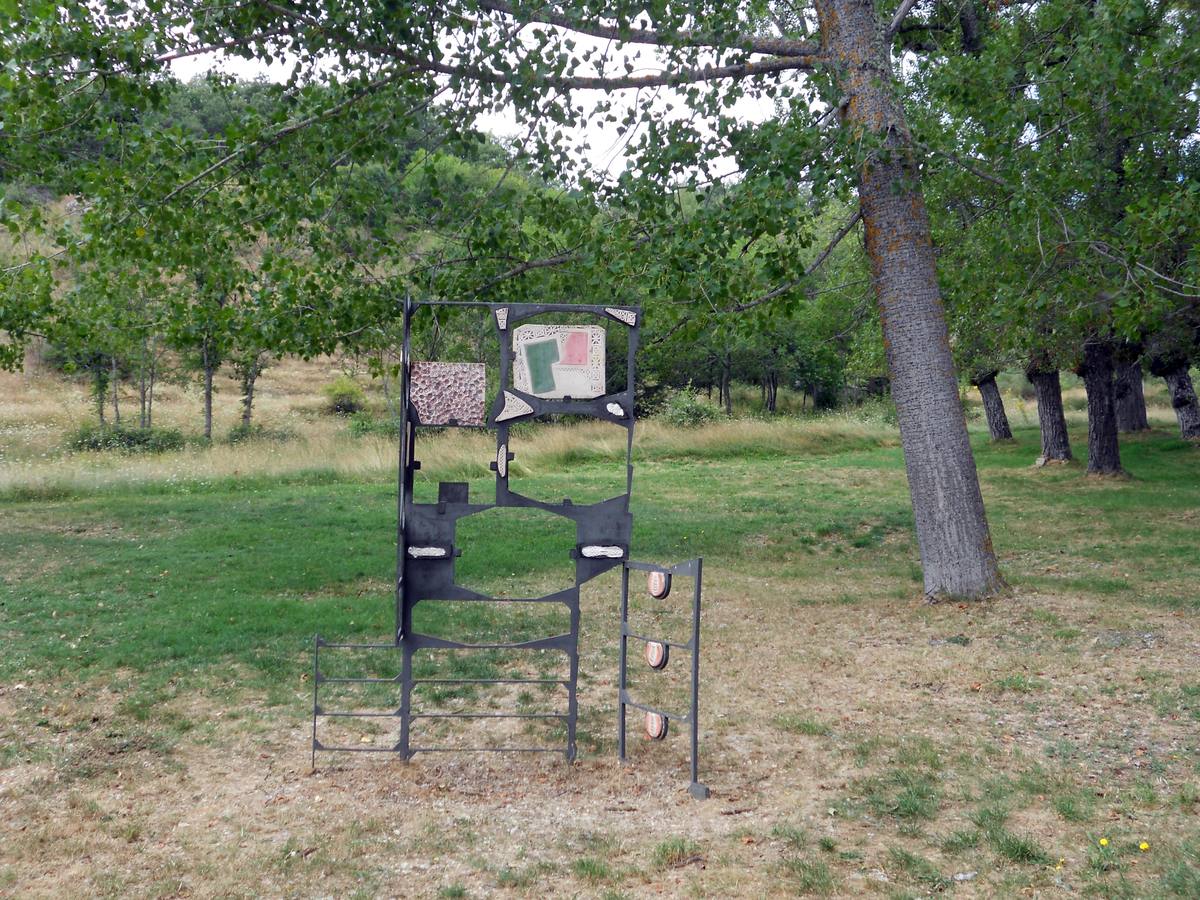 Una ruta de 11 kms, con un recorrido circular que une Villabellaco, Valle de Santullán y el Santuario del Carmen | Una senda en homenaje al escultor local Ursicinio Martínez entre bosques de rebollos y esculturas de sus compañeros del Grupo Muriel