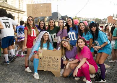 Imagen secundaria 1 - Distintos grupos de jóvenes disfrazados para inaugurar las fiestas de San Luis y elñ pregón a cargo de Canuto, junto a representantes municipales de La Granja. 