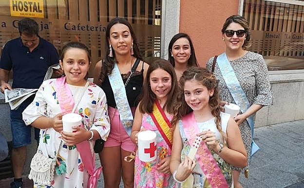 Cruz Roja celebró ayer el Día de la Banderita, en el que participaron las cortes de honor infantil y juvenil de las fiestas. 