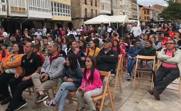 Centenares de personas presenciaron la final en la Plaza España.