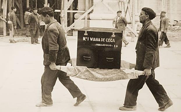 Entrada en el Valle de los Caídos de los restos de Miguel Cepeda, procedentes del cementerio de Viana de Cega (marzo de 1959). 