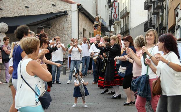 Participantes en el traslado de Nuestra Señora del Rosario. 