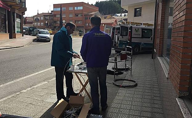 Trabajadores de Telefónica instalando fibra óptica en Guardo. 