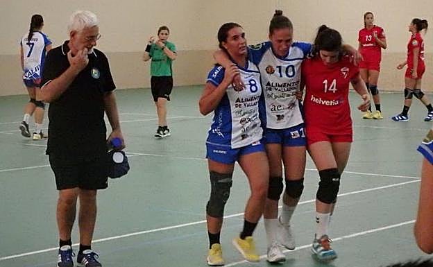 María O'Mullony, del Aula Alimentos Valladolid, abandona la cancha ayudada por dos jugadoras en el partido que se lesionó.