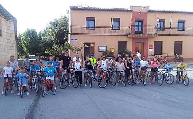 Marcha cicloturista, una de las actividades organizadas con motivo de las fiestas. N.L
