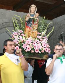 Imagen secundaria 2 - Arriba, José Carlos Gómez Perlado (i.), antes del pregón, junto al alcalde y la corregidora y damas de las fiestas. Abajo, la multitud agolpada en la Plaza Mayor, y la salida en procesión de la imagen de la Virgen del Rosario. 