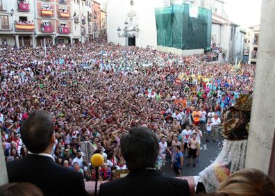 Imagen secundaria 1 - Arriba, José Carlos Gómez Perlado (i.), antes del pregón, junto al alcalde y la corregidora y damas de las fiestas. Abajo, la multitud agolpada en la Plaza Mayor, y la salida en procesión de la imagen de la Virgen del Rosario. 
