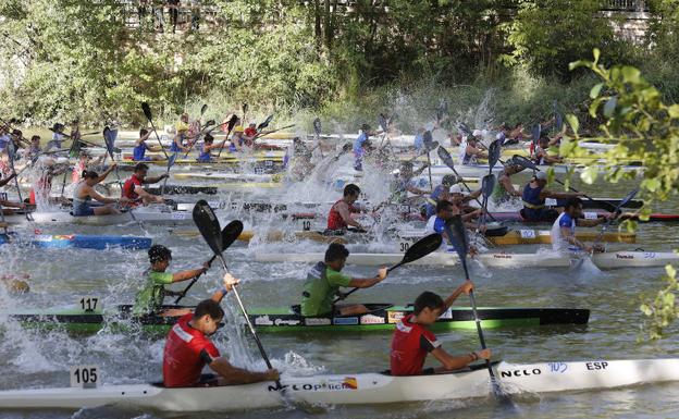 Los piragüistas dan las primera paladas dentro del Río Carrión. 