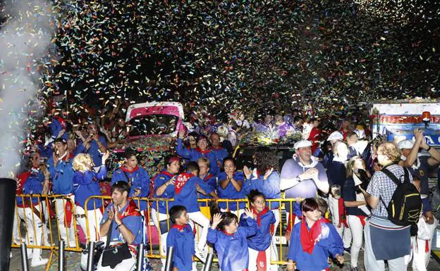 Imagen principal - Mercedes Cajigal se erige en el pregón de las fiestas de Palencia en «la voz de todos los peñistas»