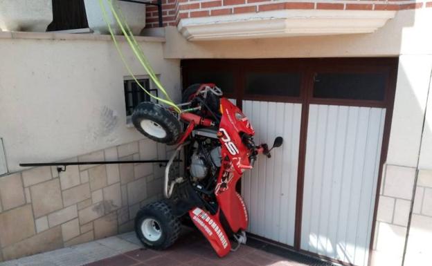 El vehículo, en la rampa de un garaje. 