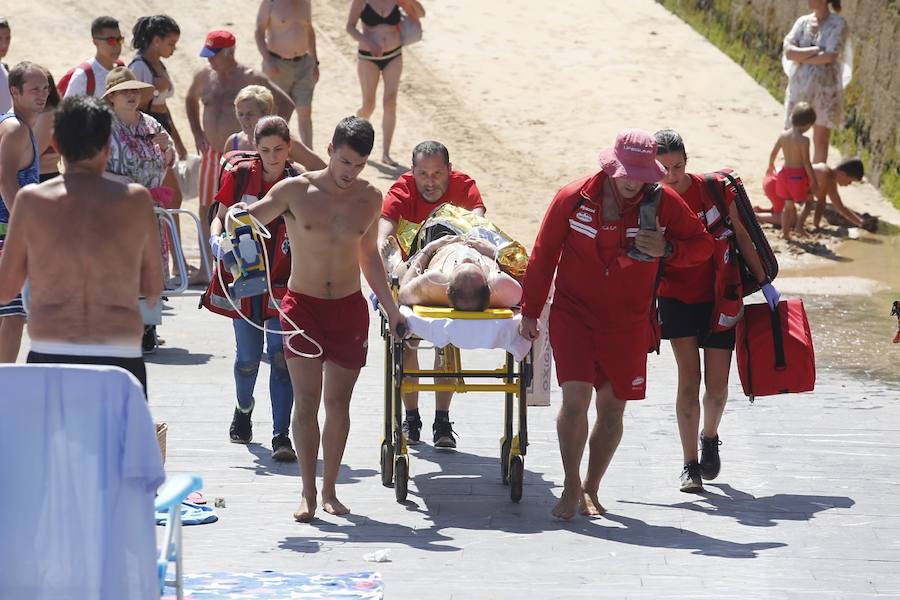 Fotos: Un vallisoletano rescatado del mar en la playa de Gijón
