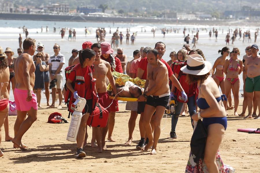 Fotos: Un vallisoletano rescatado del mar en la playa de Gijón