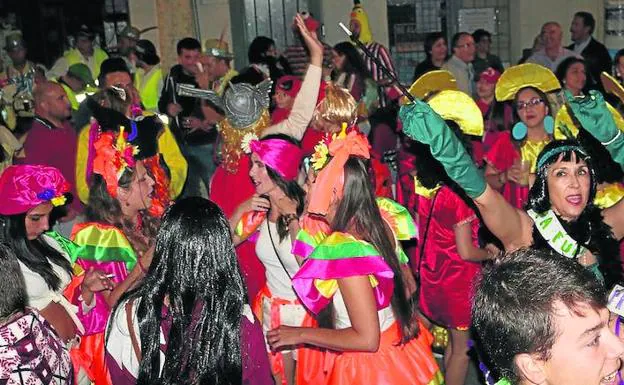 Los participantes se divierten durante la Nochevieja carnavalera. 