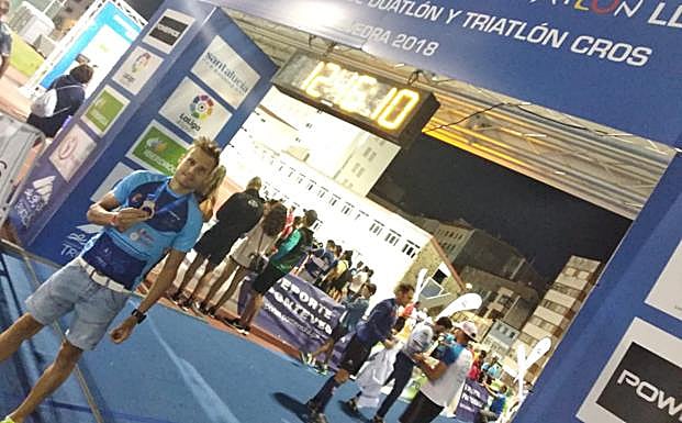 Jonathan Acosta posa con su medalla de bronce en grupos de edad en el Nacional de Pontevedra. 