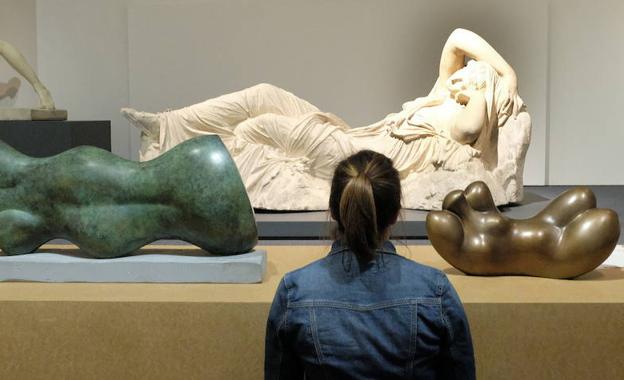 Una mujer observa algunas de las piezas de Baltasar Lobo en el Museo de Escultura. 