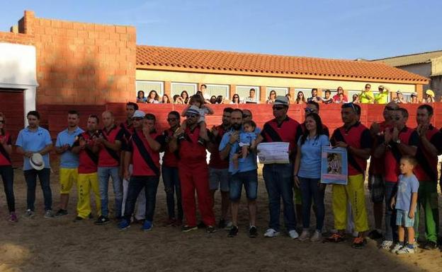 La plaza de toros de Torrelobatón apoyando la causa de la pequeña Julia.